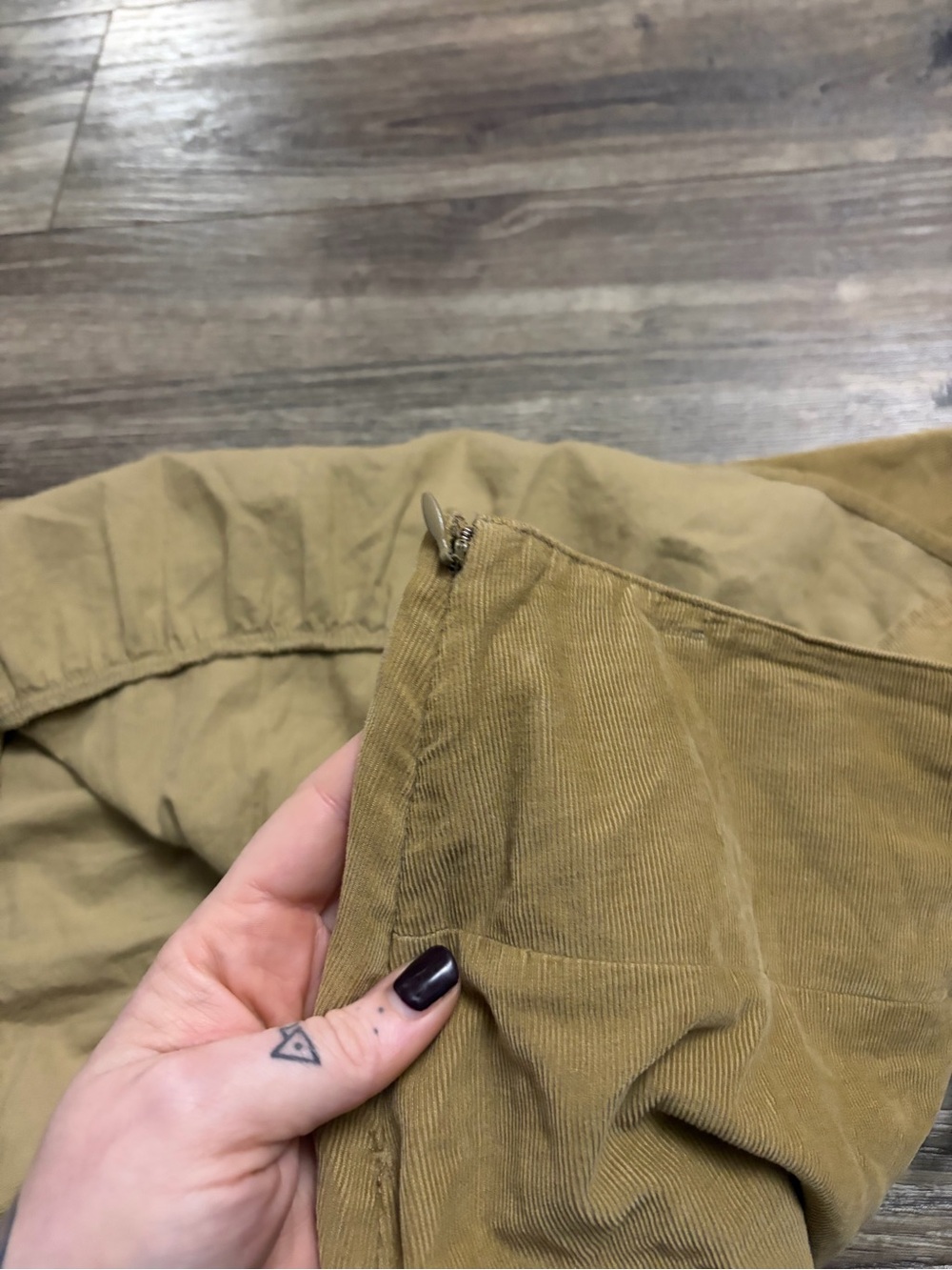 Y2K Vintage American Eagle Corduroy Tiered Skirt w Lace-Up Detail (Tan) Size 2 - Picture 6 of 9